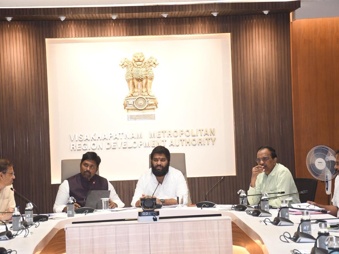 ఇంజనీరింగ్ పనులపై VMRDA సమీక్ష