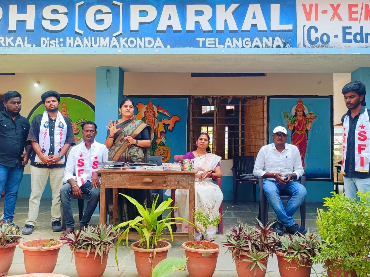 ‘విద్యార్థులు కష్టపడి చదువు ఉత్తమ ఫలితాలు సాధించాలి’