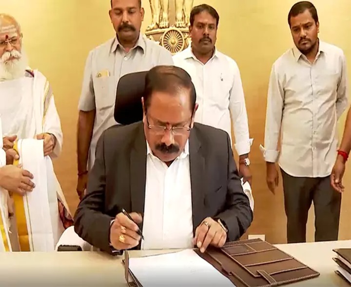 బాధ్యతలు స్వీకరించిన విజయానంద్