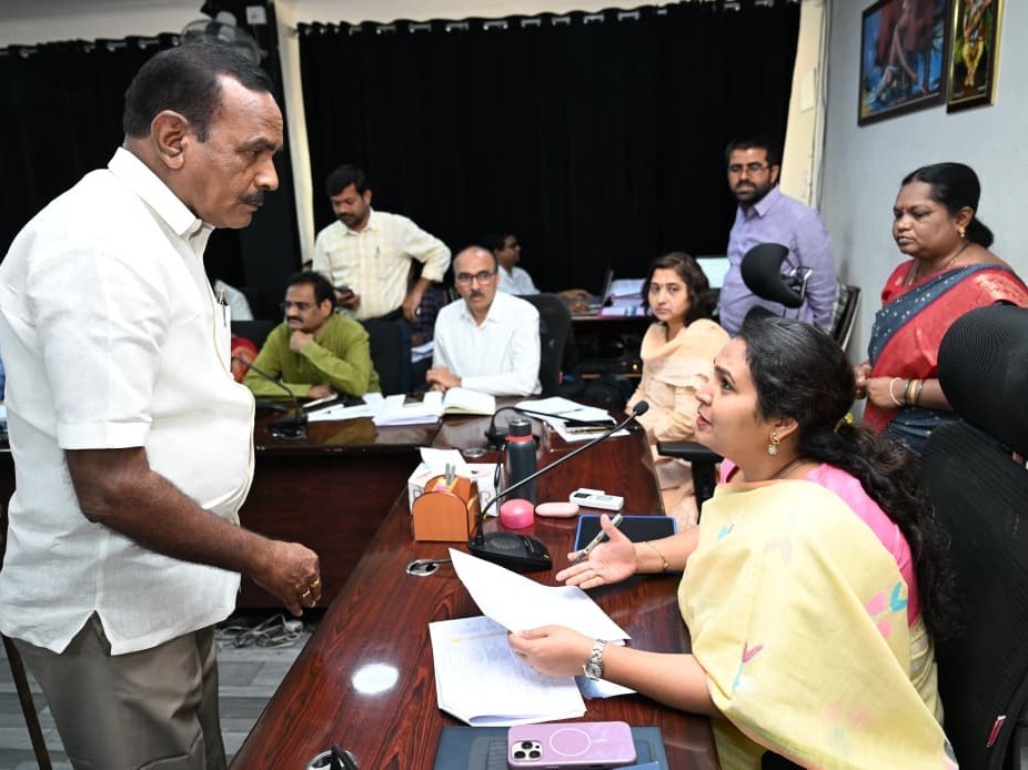 ప్రజా ఫిర్యాదుల వేదికకు 33 వినతులు