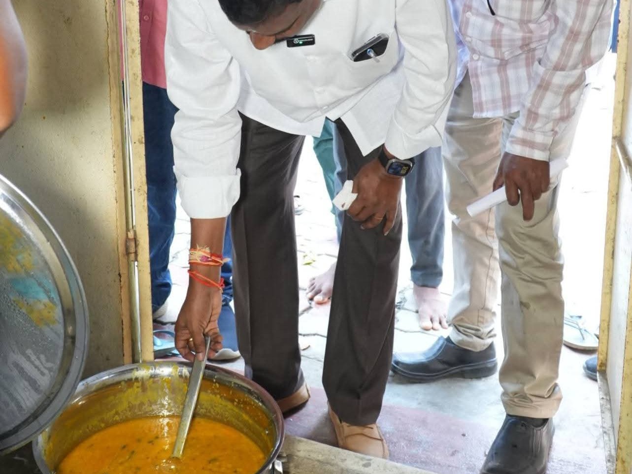 మధ్యాహ్నం భోజనాన్ని పరిశీలించిన ఎమ్మెల్యే