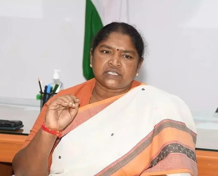 ఒక్క శాఖకే పరిమితం చేయొద్దు: సీతక్క