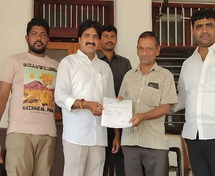 LOC చెక్కును  పంపిణీ చేసిన ఎమ్మెల్యే