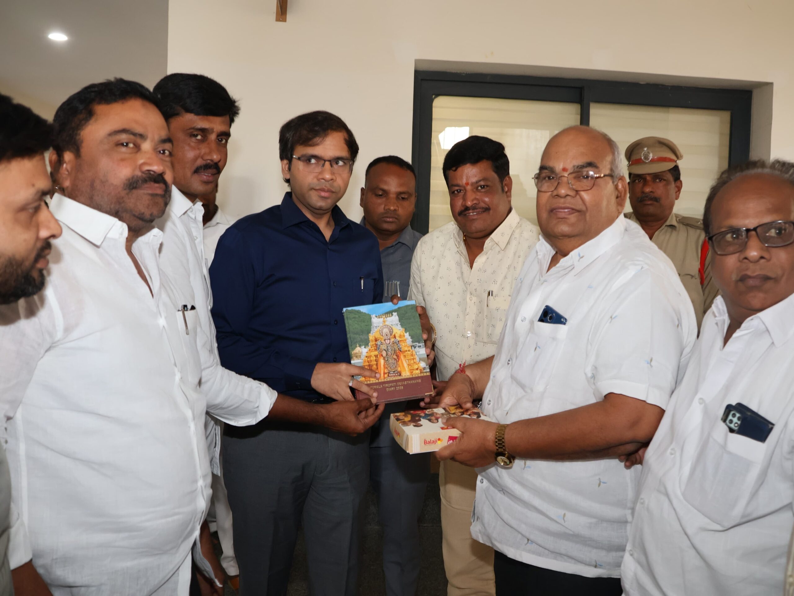 కలెక్టర్‌ను కలిసిన జిల్లా రైస్ మిల్ అసోసియేషన్ సభ్యులు