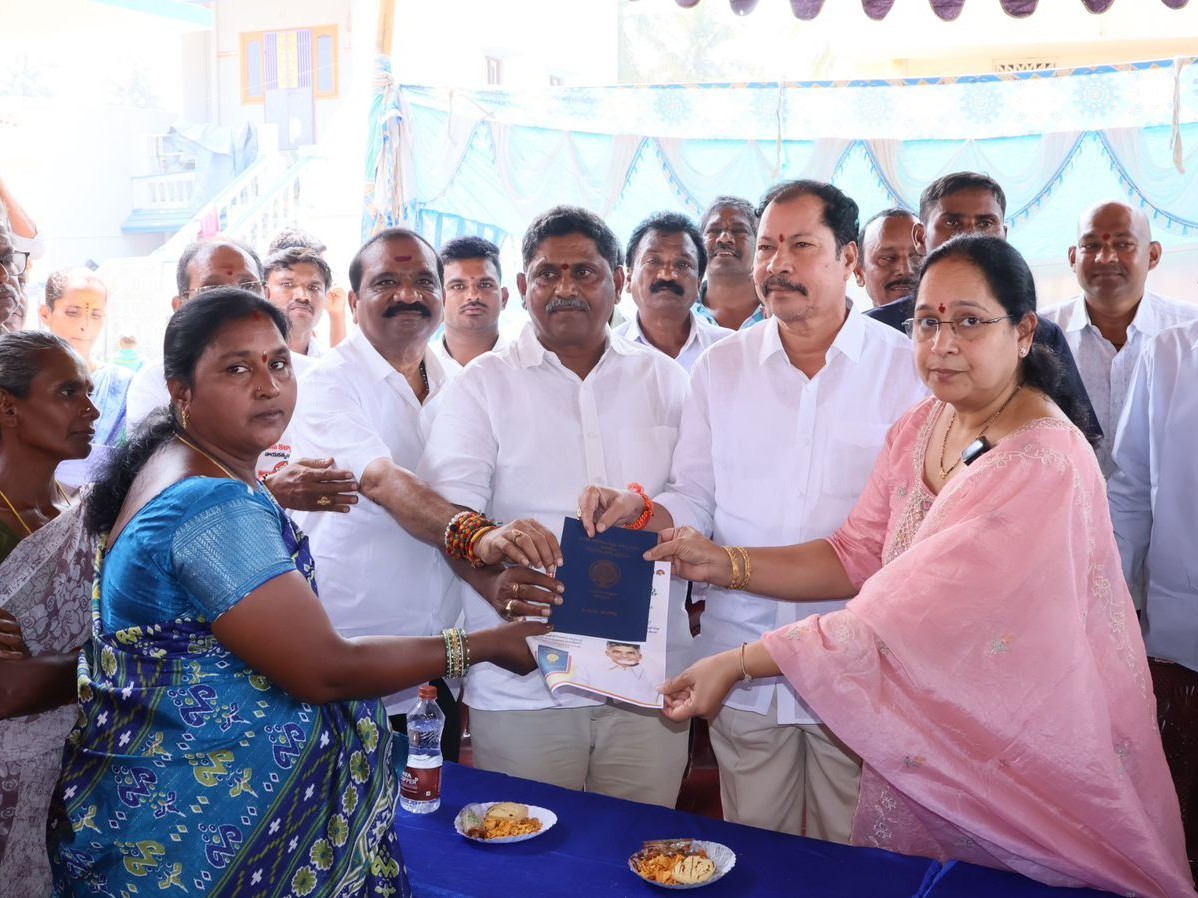 పాస్ పుస్తకాల పంపిణీ చేసిన ఎమ్మెల్యే