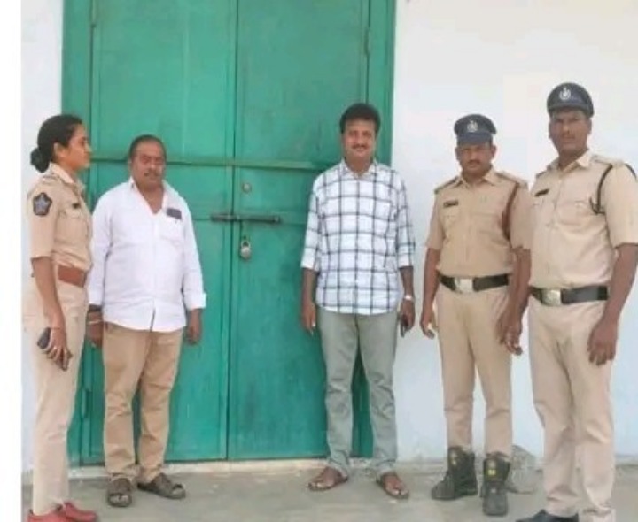 బాణాసంచా గోదామును ఆకస్మిక తనకి చేసిన ఎస్సై