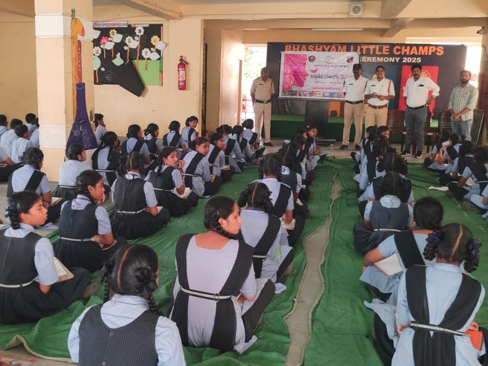 విద్యార్థులకు వ్యాసరచన వక్తృత్వ పోటీలు