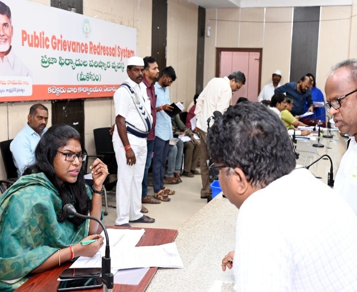 ప్రజల వద్ద అర్జీలను స్వీకరించిన కలెక్టర్