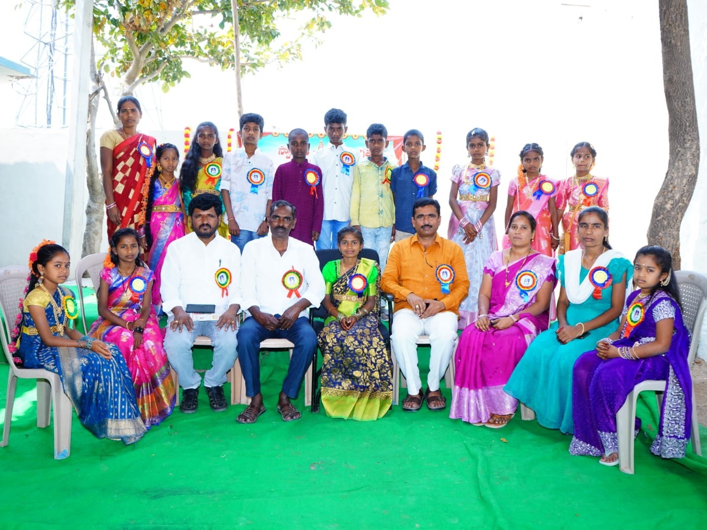 ఉపాధ్యాయులుగా మారిన పాఠశాల విద్యార్థులు