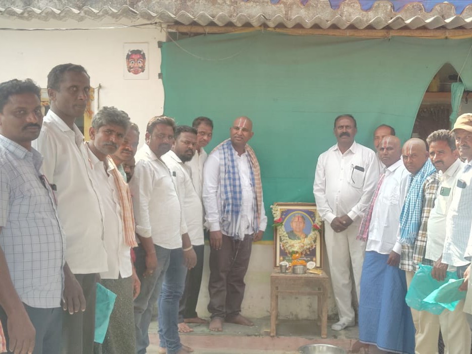 గ్రామ అధ్యక్షుడిని పరామర్శించిన.. కాంగ్రెస్ నేతలు