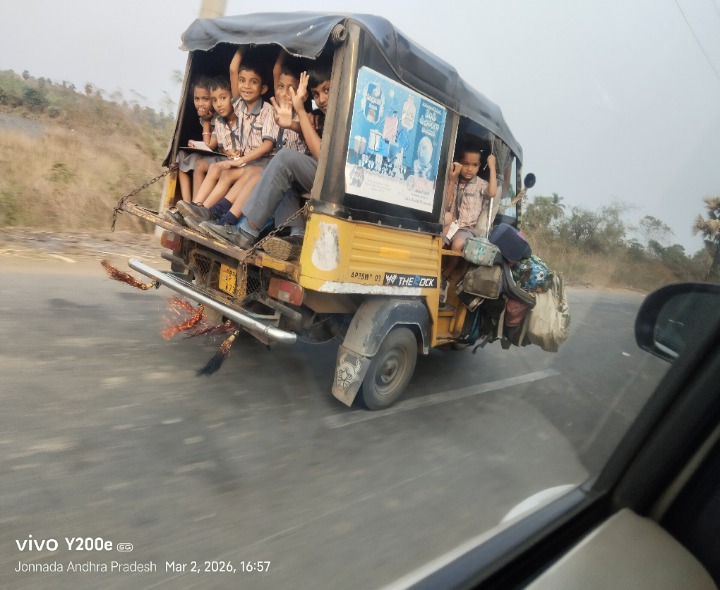 ప్రమాద అంచుల్లో పాఠశాలకు ప్రయాణం