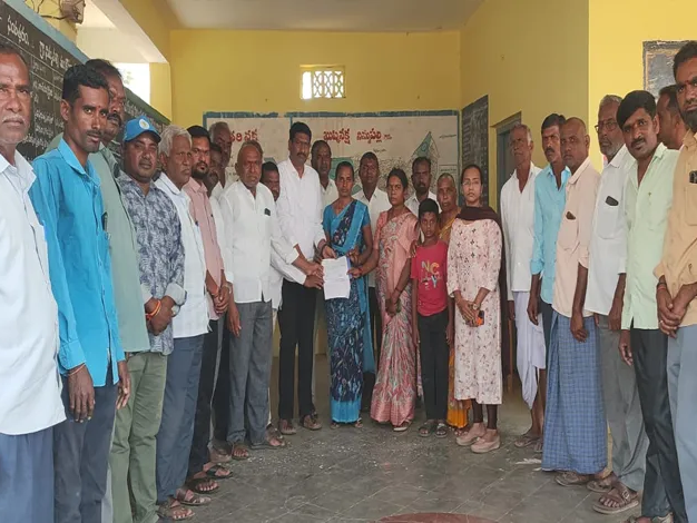 బాధిత కుటుంబానికి రూ.5 లక్షల చెక్కు అందజేత