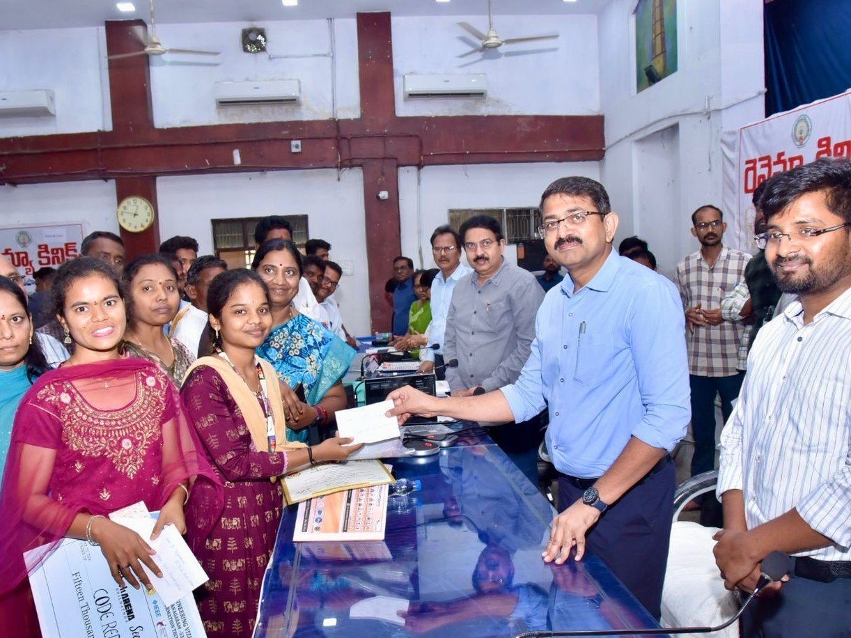 హ్యాకథాన్ విజేతల‌కు కలెక్టర్ అభినందన