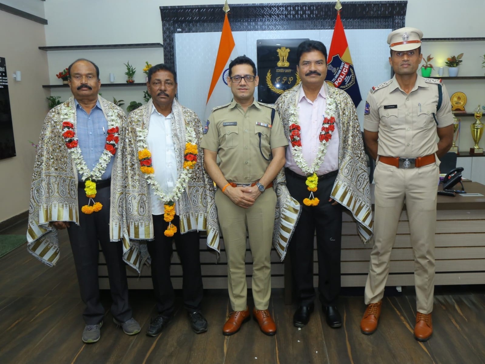 పోలీస్ అధికారులకు ఘనంగా వీడ్కోలు పలికిన CP