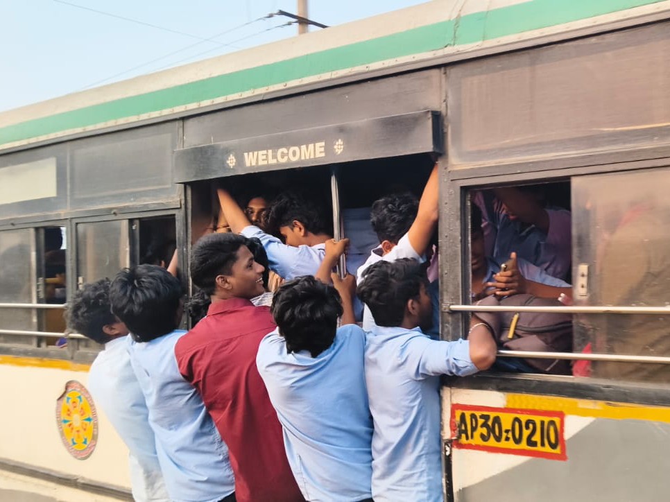 ప్రాణాలకు తెగించి ప్రయాణిస్తున్న విద్యార్థులు