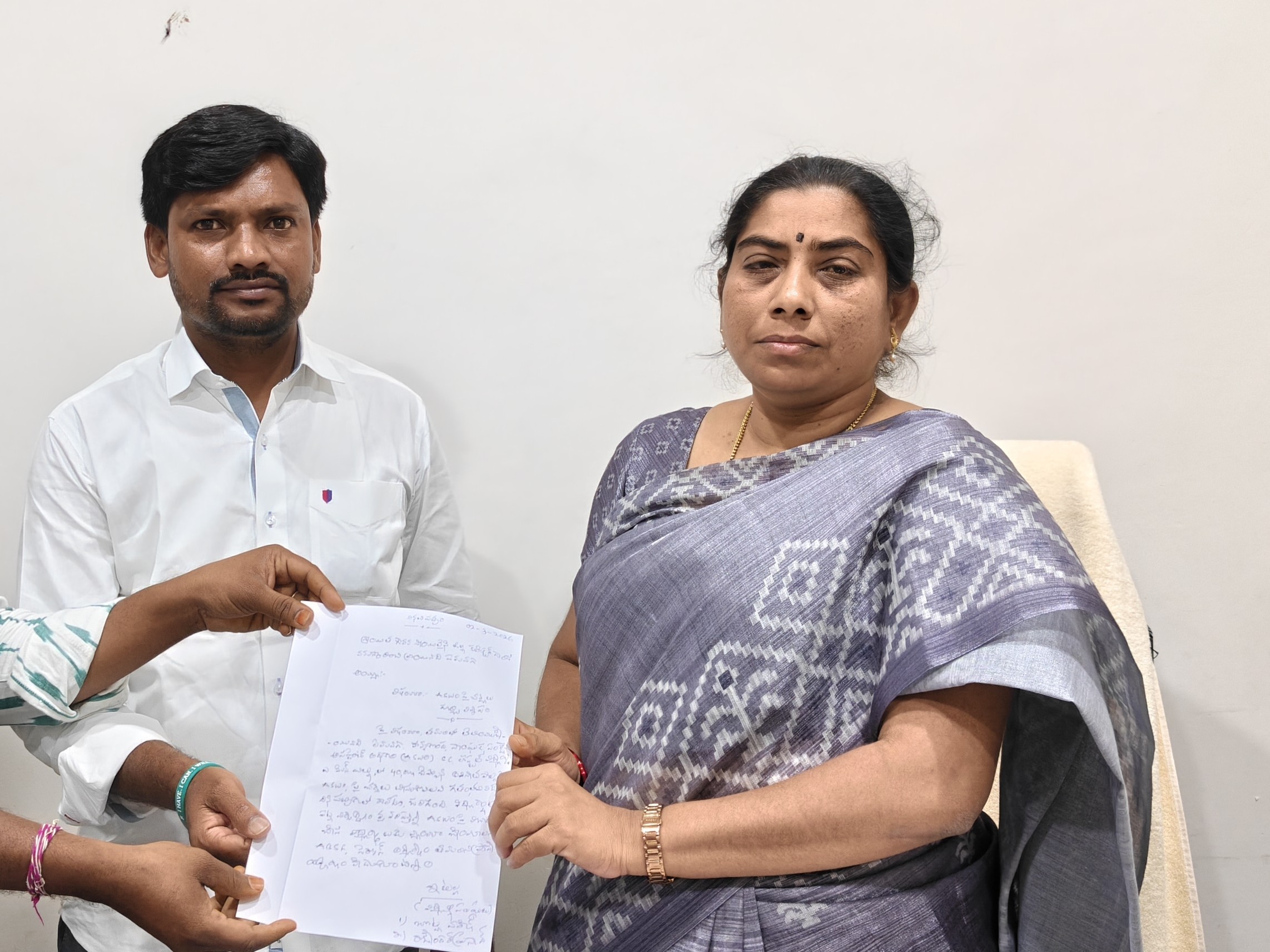 డిప్యూటీ డైరెక్టర్‌కు వినతిపత్రం అందజేత