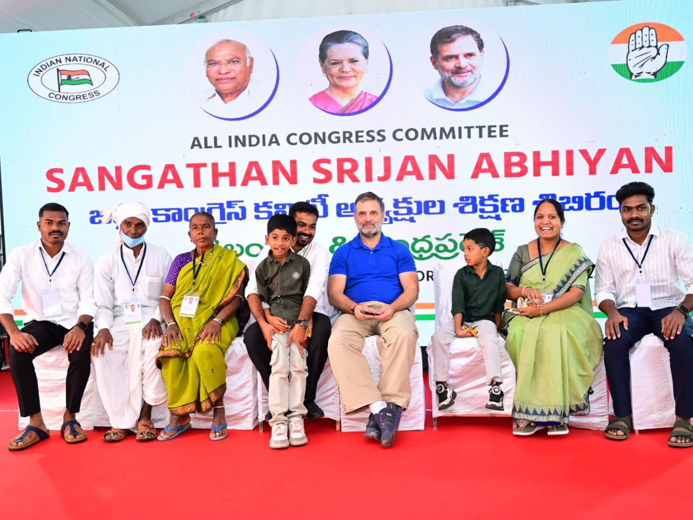 రాహుల్ గాంధీతో ఎమ్మెల్యే కుటుంబ సభ్యుల భేటీ