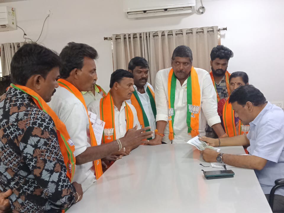 సమస్యలను పరిష్కరించాలని కమిషనర్‌కు వినతి