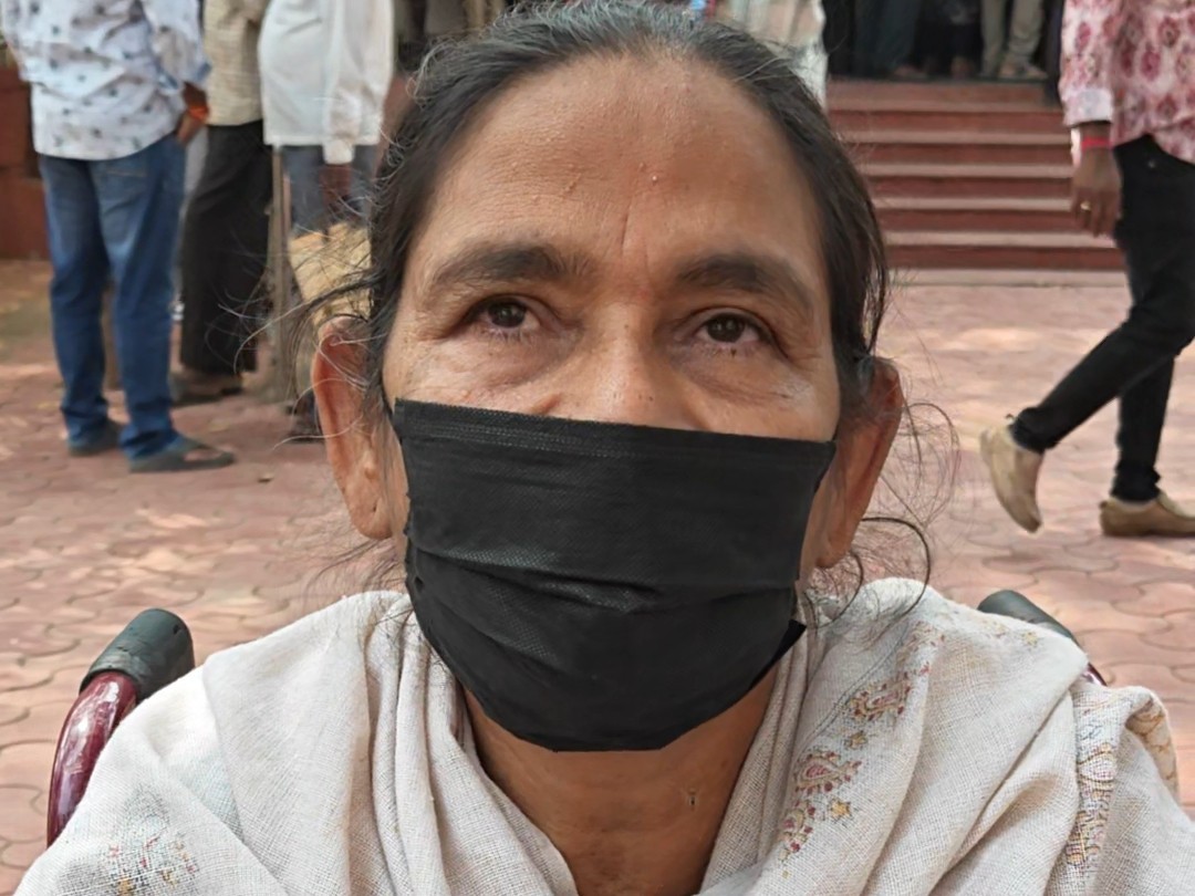 ఇల్లు మంజూరు చేయాలని కలెక్టర్‌ను కోరిన వృద్ధురాలు