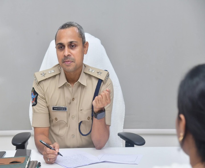 అర్జీల పరిష్కారానికి అత్యంత ప్రాధాన్యత ఇవ్వాలి: ఎస్పీ