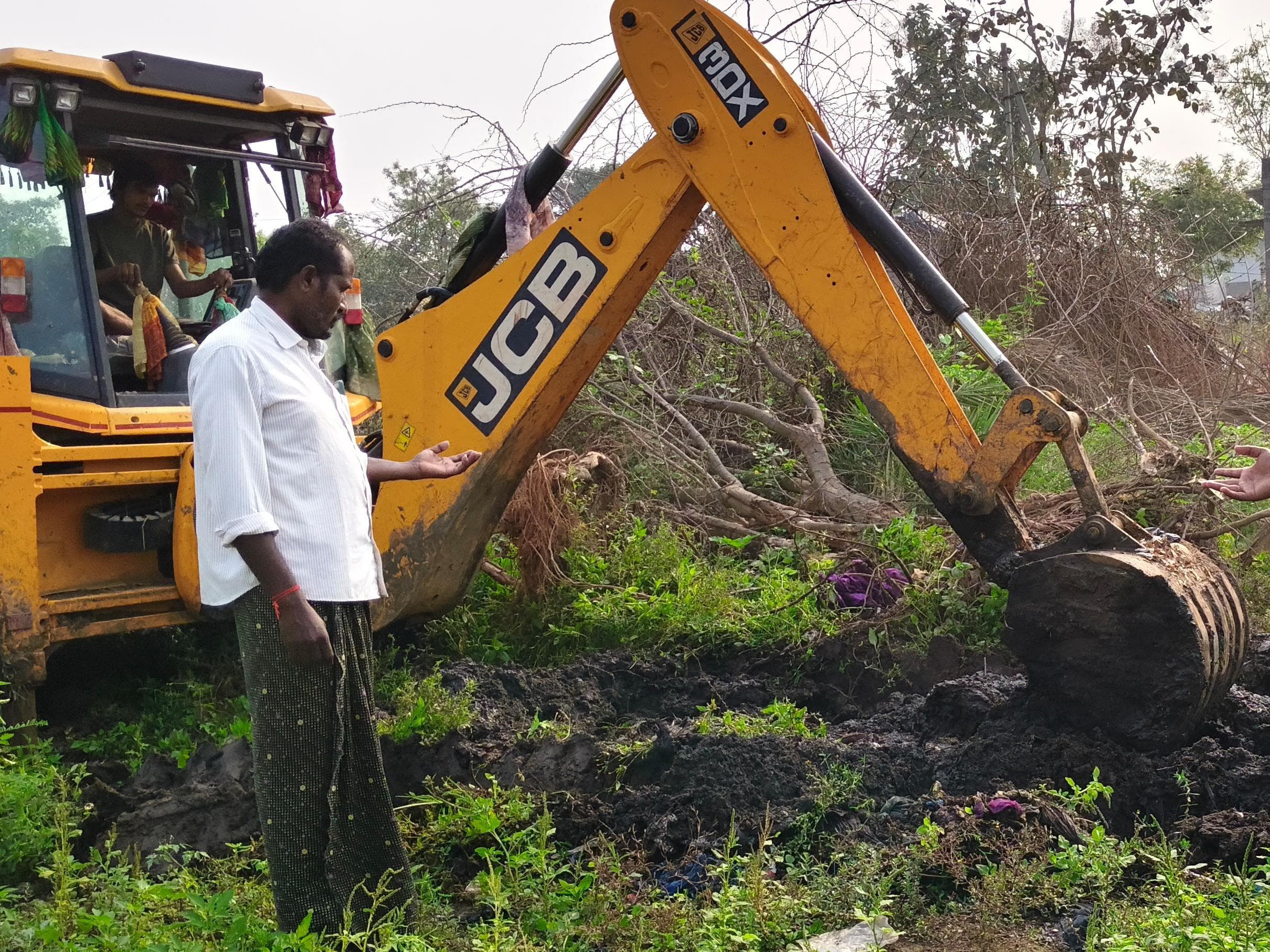 సీతానగరంలో ముమ్మరంగా డ్రైనేజీ పూడికతీత పనులు