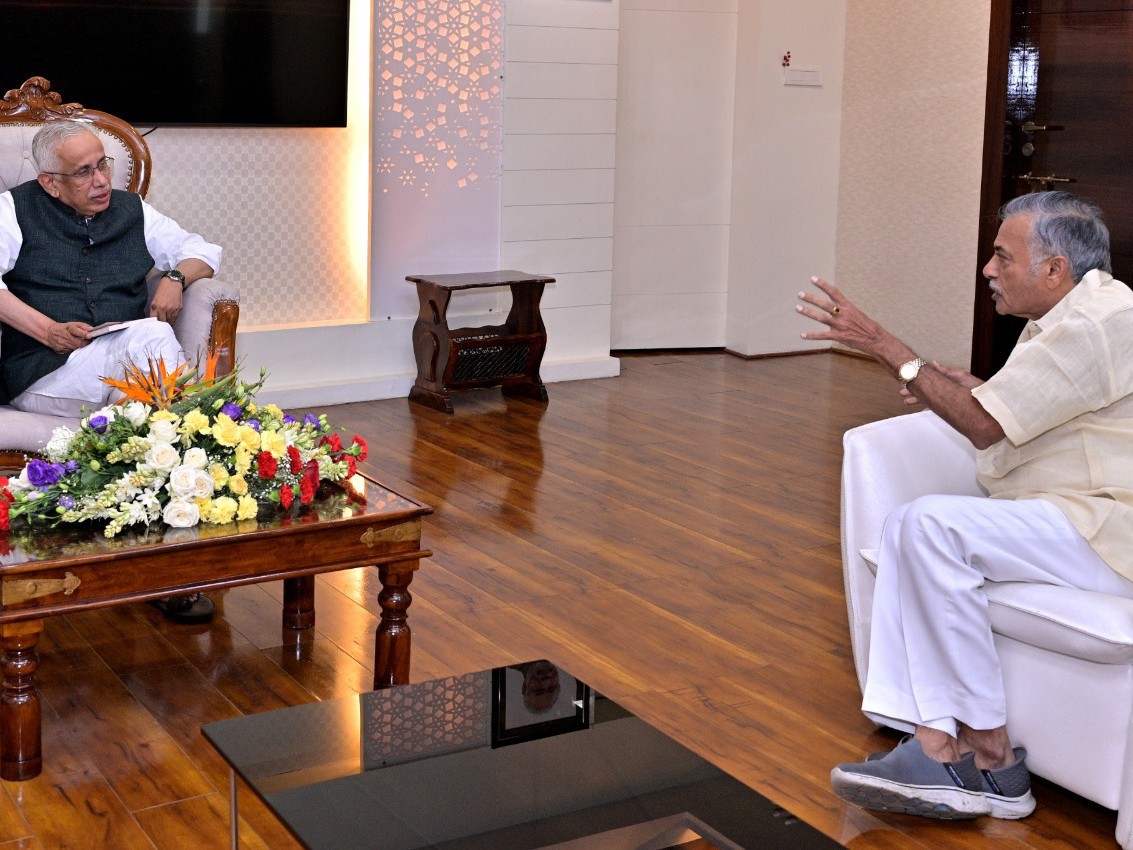 గవర్నర్‌ను కలిసిన ప్రొఫెసర్