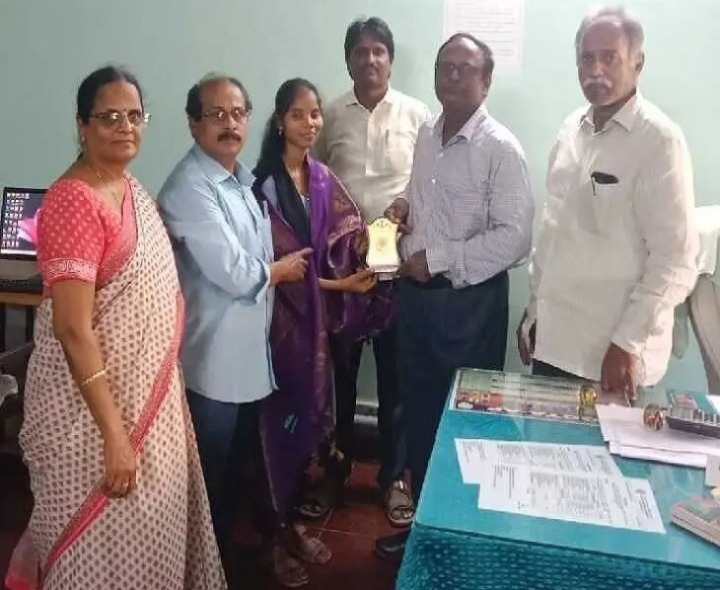 స్కాలర్ షిప్‌నకు ఎంపికైన విద్యార్థిని సమీర