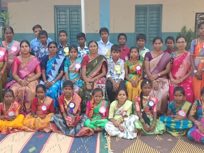 ఉపాధ్యాయులైన విద్యార్థులు..!