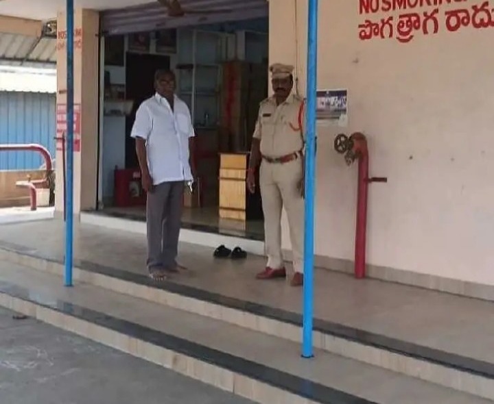 పాలకొల్లులో బాణసంచా కేంద్రాల్లో తనిఖీలు