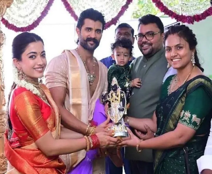 విజయ్ దేవరకొండ దంపతులకు విశేష్ తెలిపిన కలెక్టర్