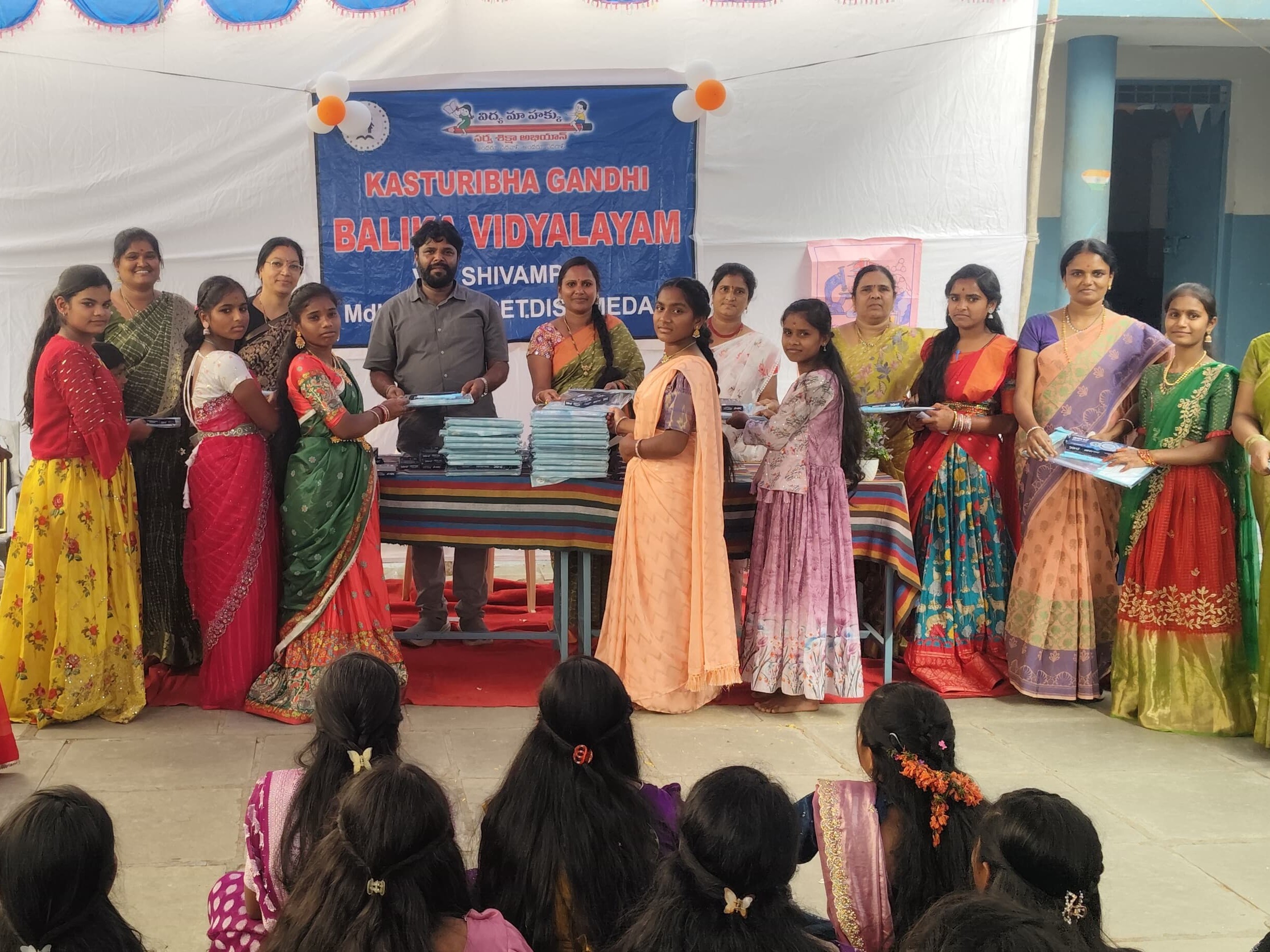 విద్యార్థులకు పరీక్షా సామాగ్రి పంపిణీ