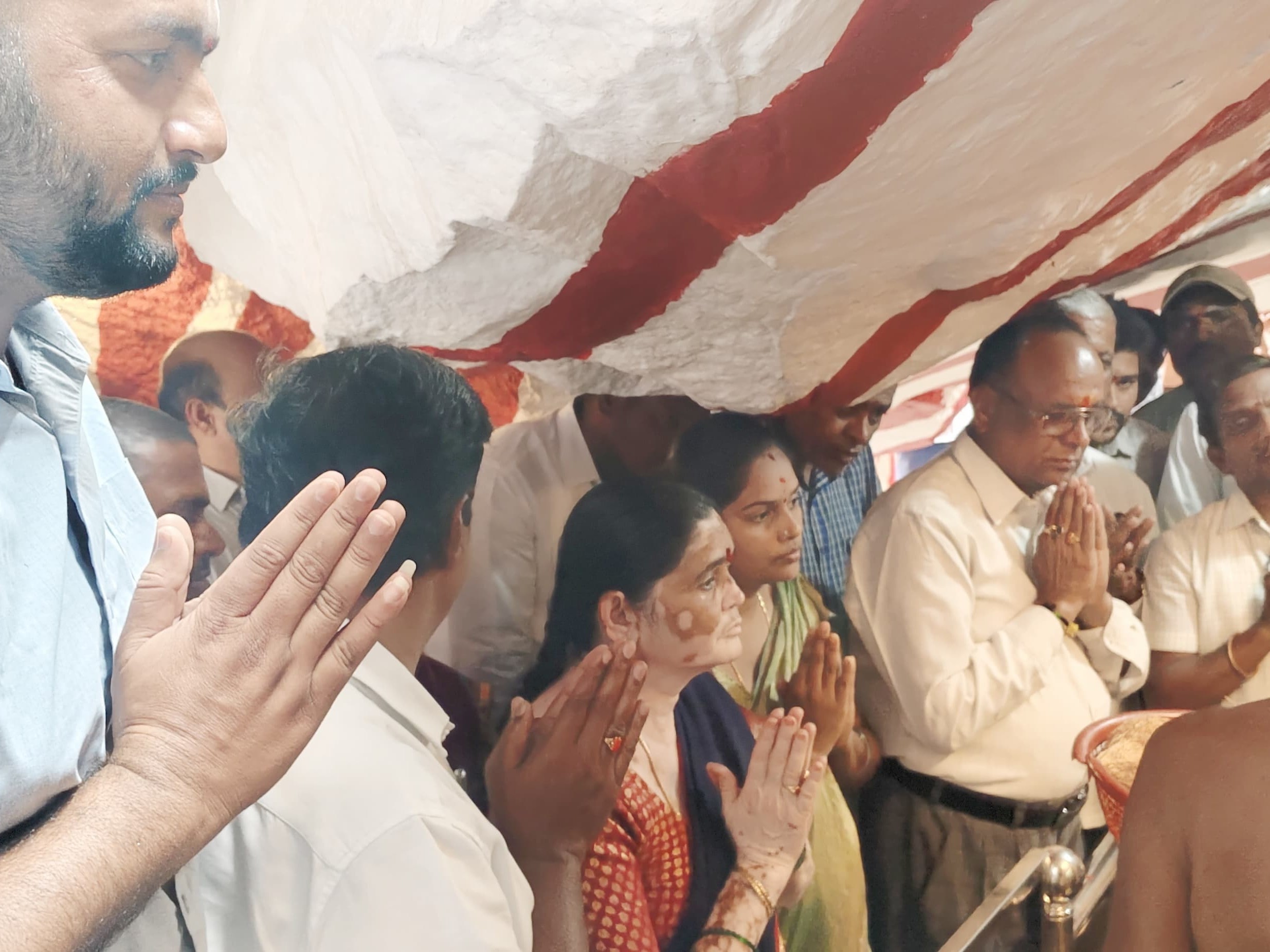 తిరుమలనాథుని దర్శించుకున్న ఎమ్మార్వో