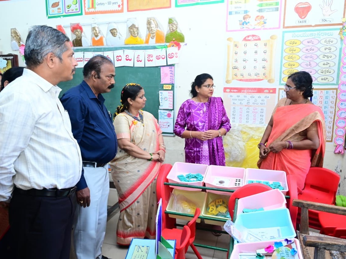 ఆకివీడు హైస్కూల్‌ను సందర్శించిన హేమ జైశ్వాల్