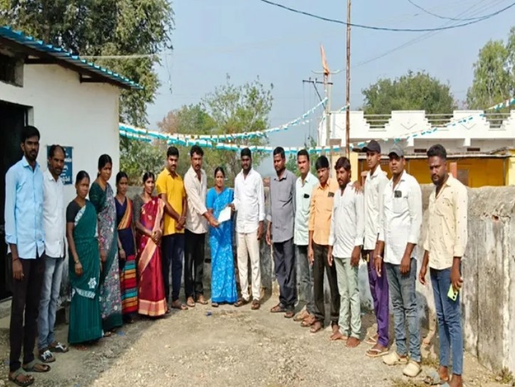 నాగిరెడ్డిపేటలో అధికారులకు సీఎం సహాయనిధి చెక్కు పంపిణీ