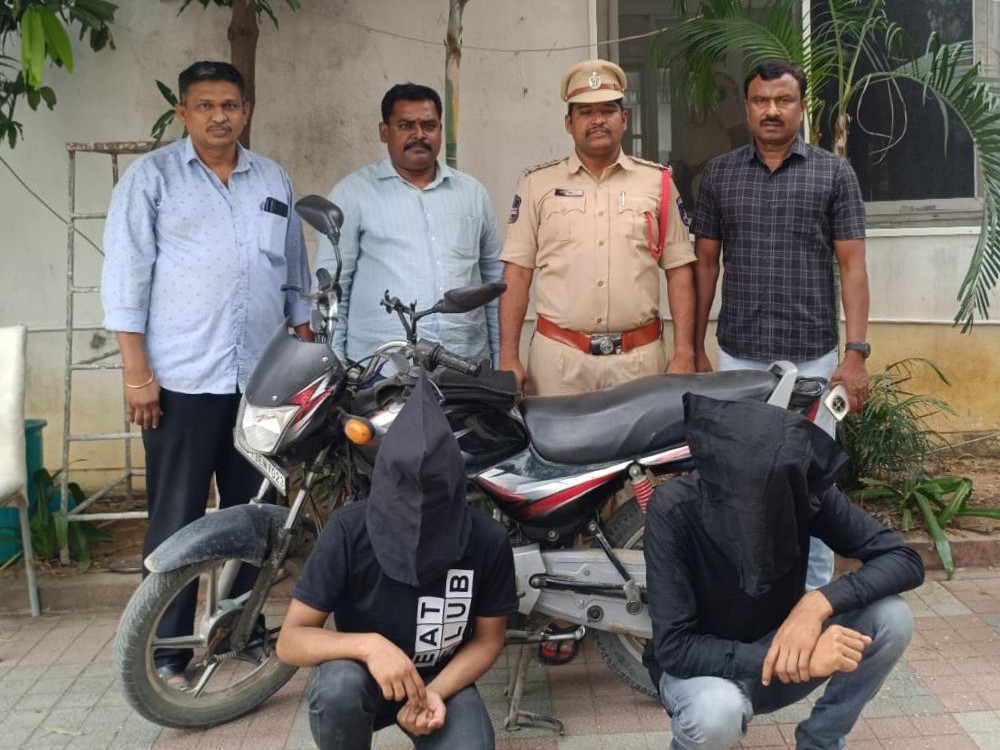 చైన్ స్నాచింగ్ నిందితుల అరెస్టు