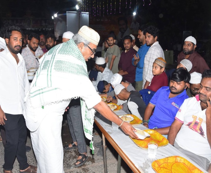 ఇఫ్తార్ విందులో పాల్గొన్న ఎమ్మెల్సీ ఆలపాటి
