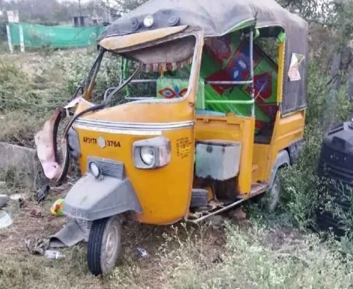 ఆటోను ఢీకొన్న లారీ.. నలుగురికి తీవ్ర గాయాలు