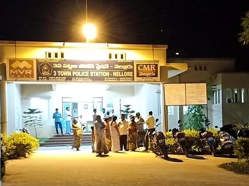 మహిళా బంగారం చోరీ.. పోలీసులకు ఫిర్యాదు