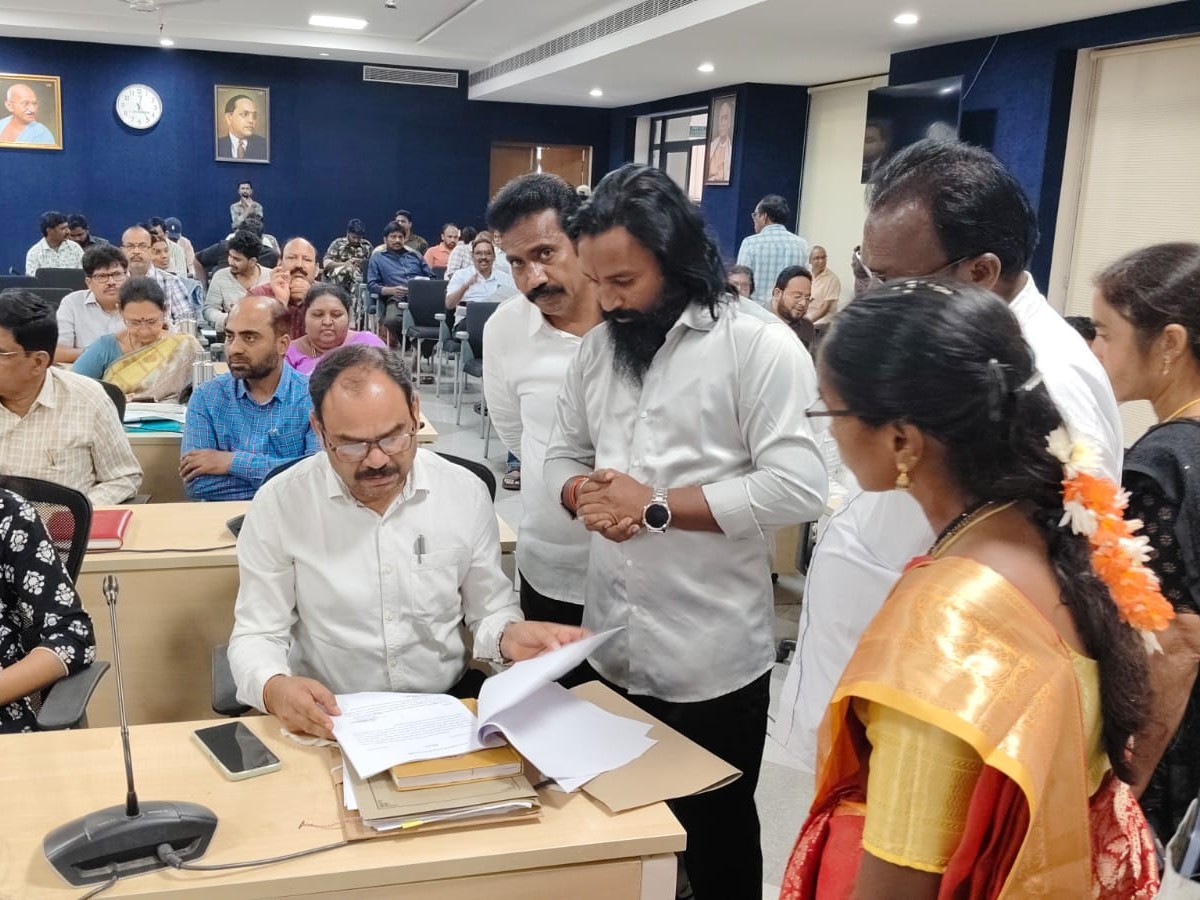 సమస్యలు పరిష్కరించాలని కలెక్టర్‌కు వినతి