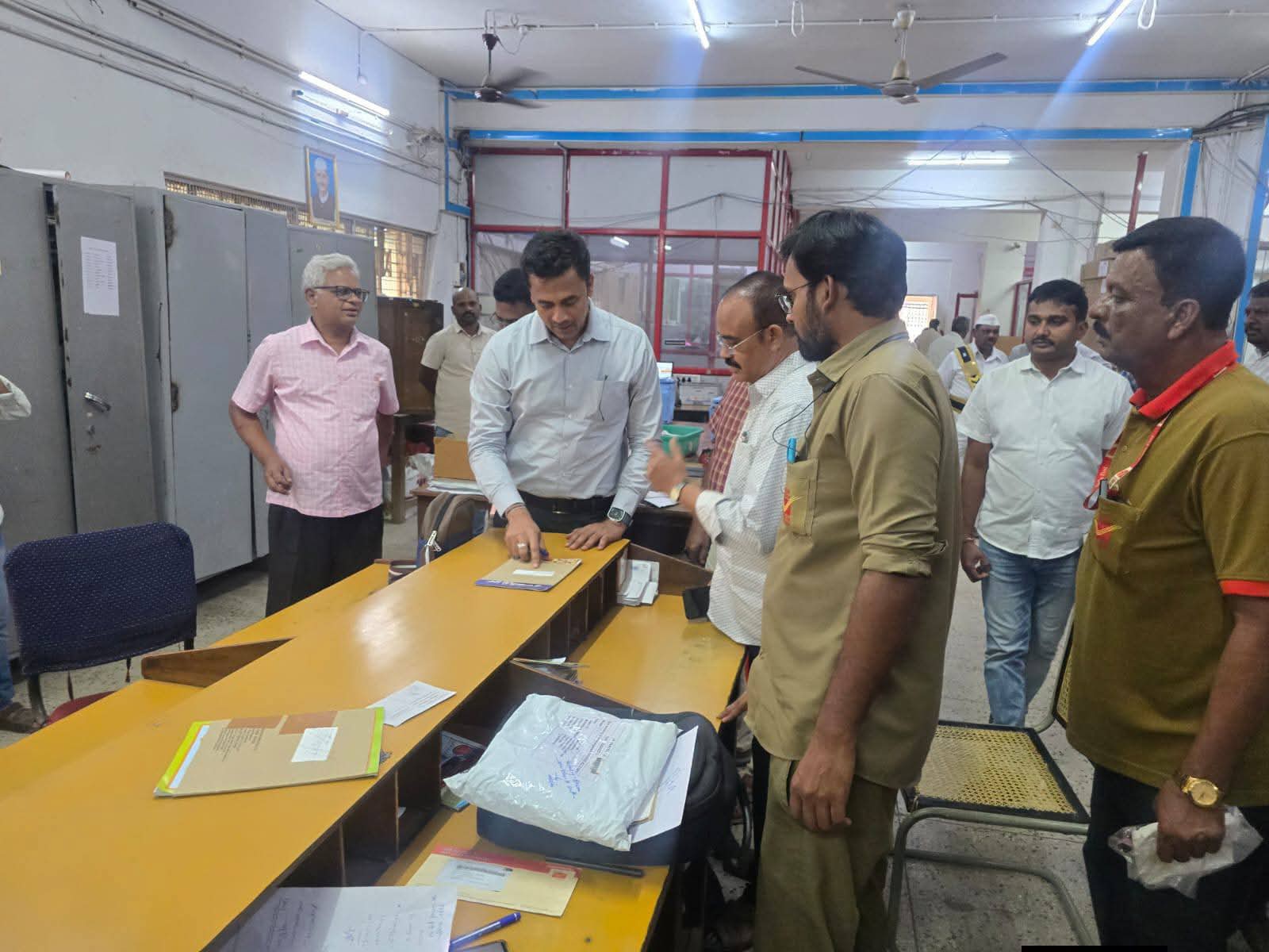 తపాలా కార్యాలయాన్ని సందర్శించిన కలెక్టర్