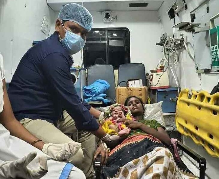 108 అంబులెన్స్‌లో బిడ్డకు జన్మనిచ్చిన తల్లి