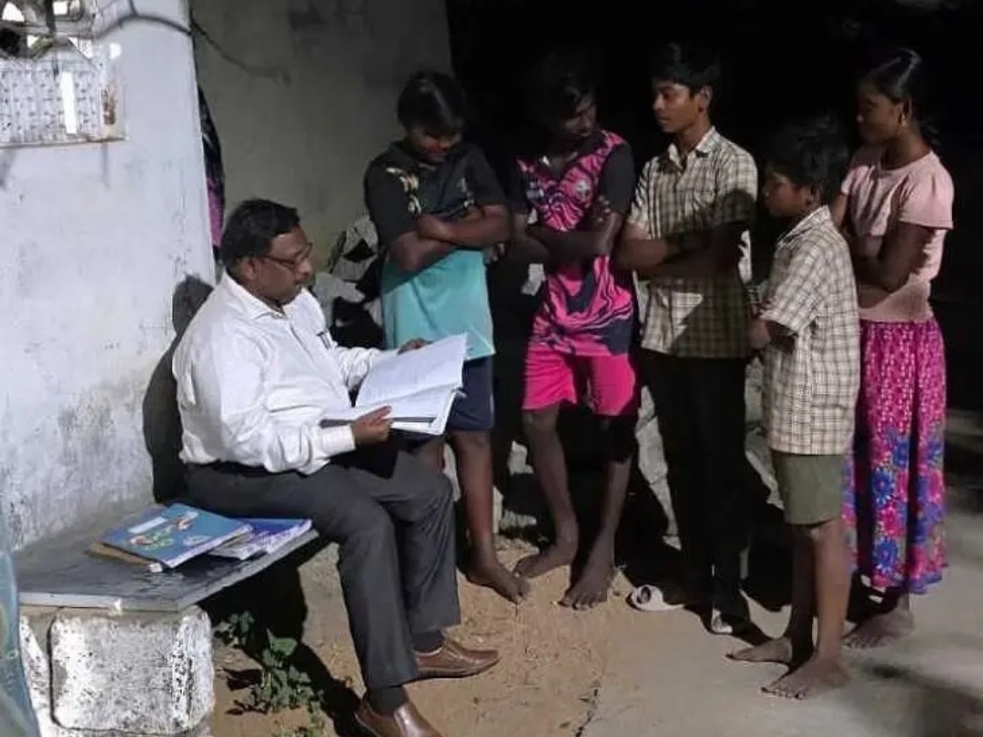 విద్యార్థుల ఇళ్లకు వెళ్లిన DEO