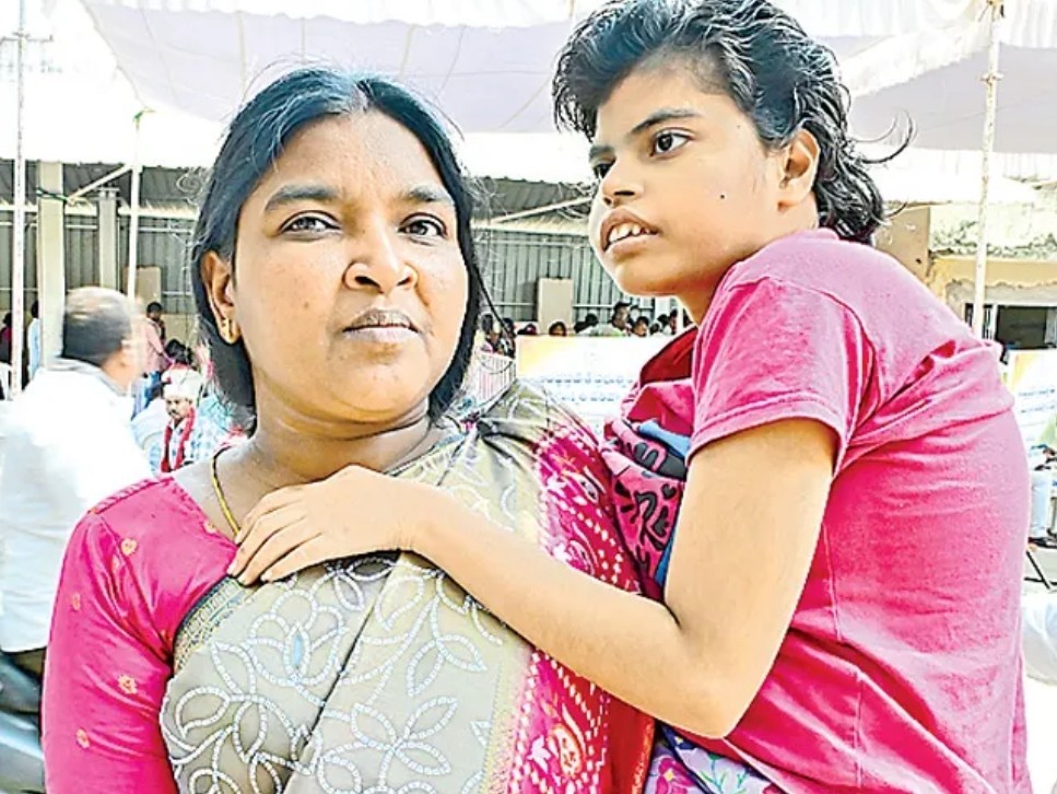 అనాథ చిన్నారిపై అపారమైన ప్రేమ.. ఆదుకోవాలని విన్నపం