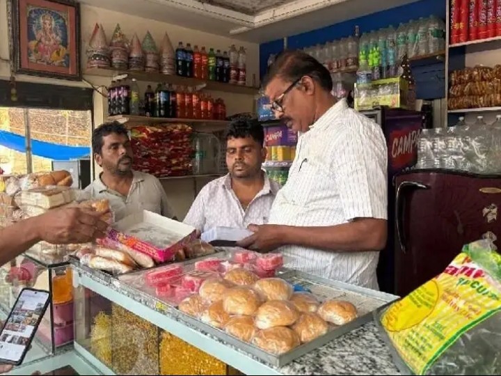 స్వీట్స్ షాపులో ఫుడ్ ఇన్ స్పెక్టర్ తనిఖీలు