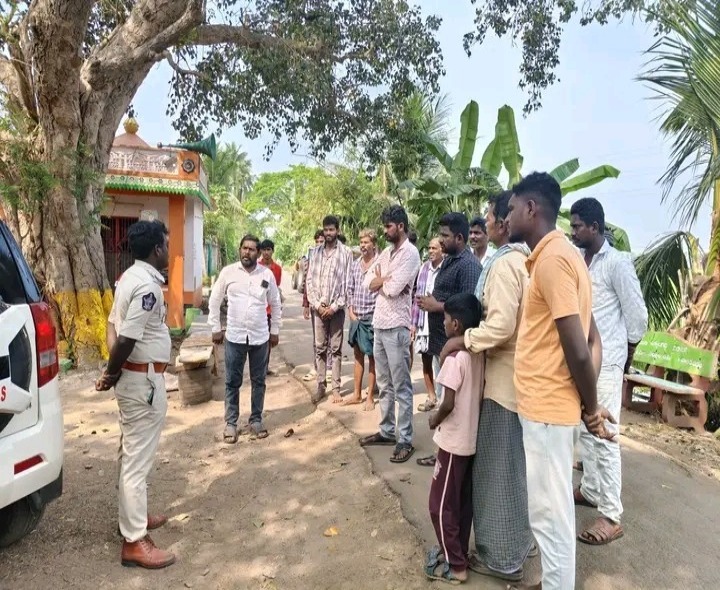 సైబర్ నేరాలపై వాహనదారులకు అవగాహన