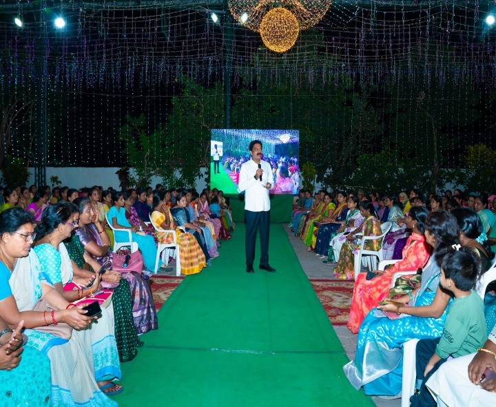 ఆశ వర్కర్లు, అంగన్వాడీ సిబ్బందితో ఆత్మీయ సమావేశం