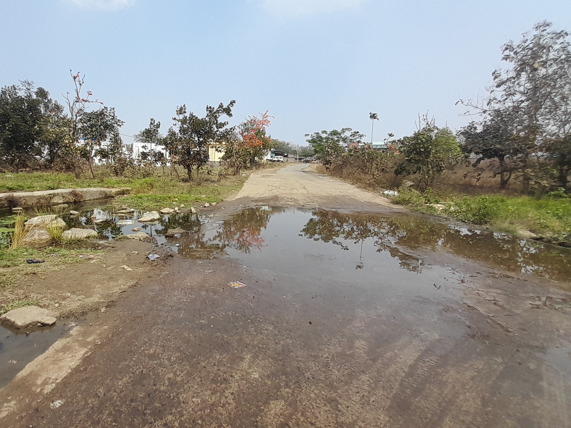 రోడ్డుపై నీరు.. వెళ్లేదేలా?