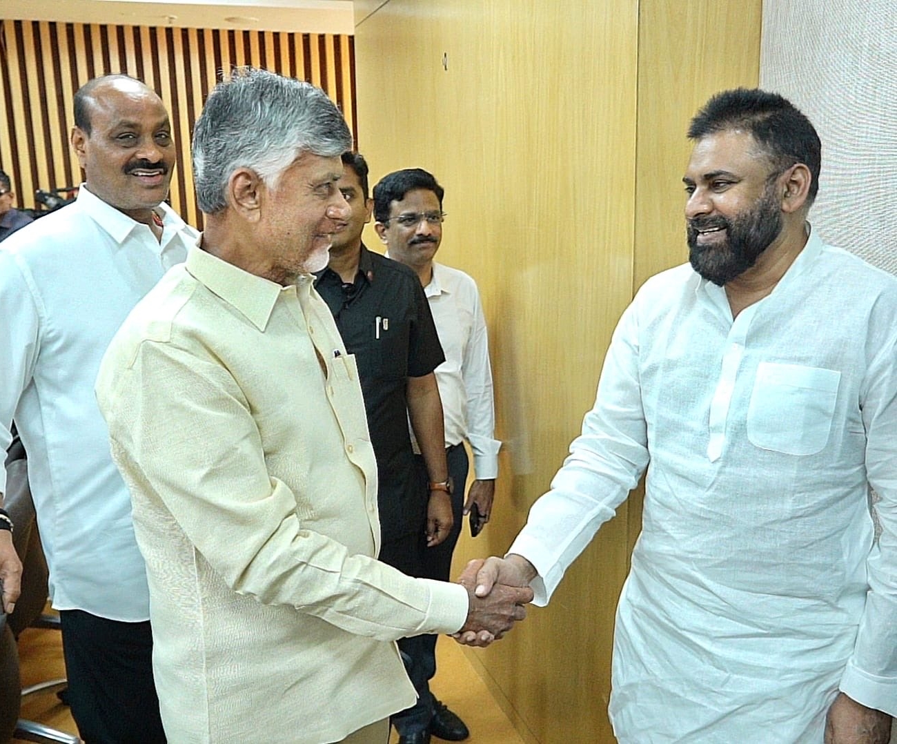 కాసేపట్లో సీఎం చంద్రబాబుతో పవన్ భేటీ