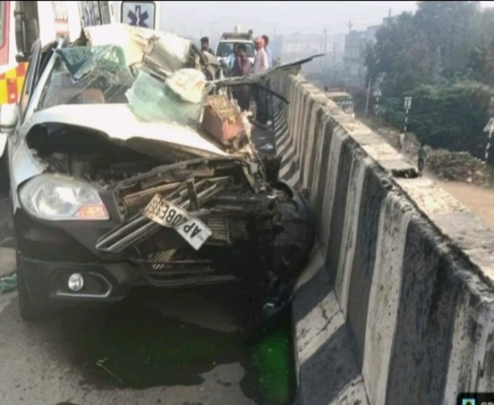 లారీని ఢీకొట్టిన కారు.. యువకుడు మృతి