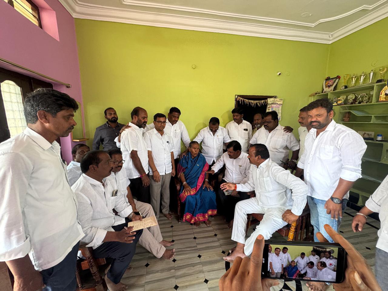 బాధితుడికి అఖిల భారత యాదవ సంఘం నాయకుల పరామర్శ